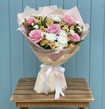 Букет цветов из:  Гвоздики, Орхидеи и Розы в Жирекене