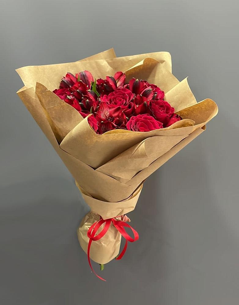 Букет цветов из: Альстромерии и Розы в Жирекене