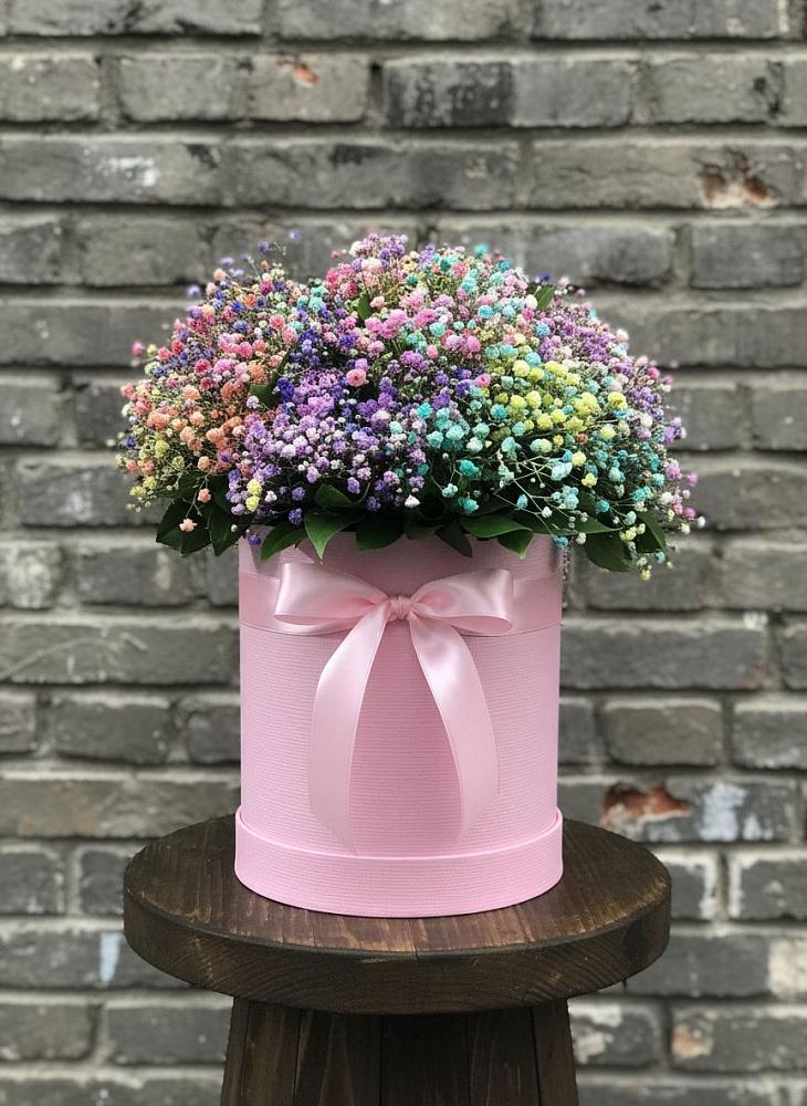 Цветочная композиция из Гипсофила и Розы в шляпной коробке в Жирекене