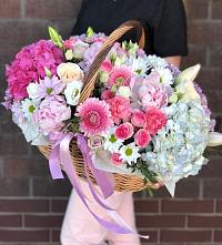 Композиция солнечный день в Жирекене Цветочная композиция из Розы, Хризантемы, Пионы и Лизиантусы в корзине в Жирекене