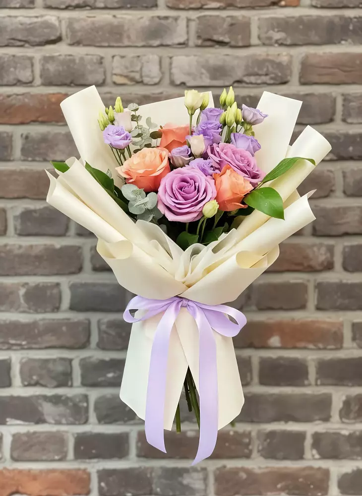 Букет цветов из: Лизиантусы и Розы в Жирекене