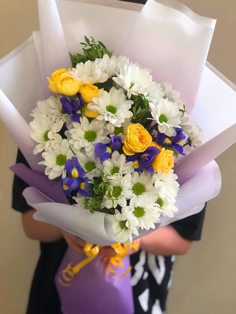 Букет цветов из: Ирисы, Хризантемы и Розы в Жирекене