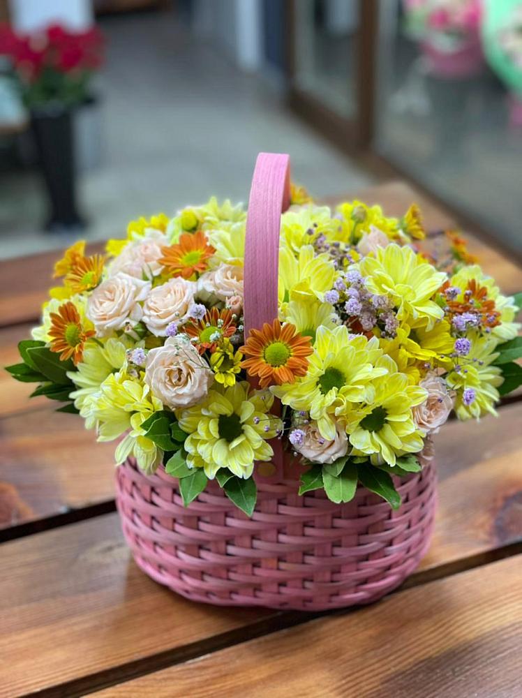 Цветочная композиция из Хризантемы и Розы в корзине в Жирекене