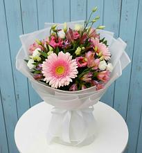 Букет цветов из:  Герберы, Альстромерии и Лизиантусы #REPLACE_PRED# Жирекене