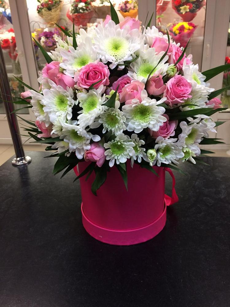 Цветочная композиция из Розы и Хризантемы в шляпной коробке в Жирекене