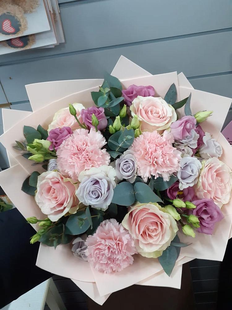 Букет цветов из: Розы, Гвоздики и Лизиантусы в Жирекене